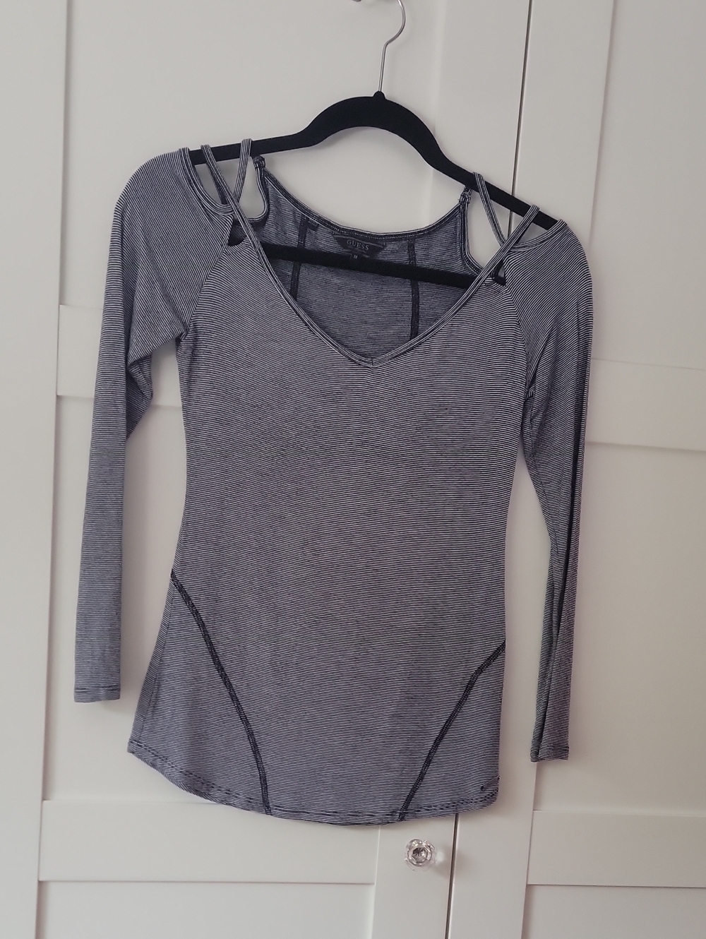 ❄️3/$30 Guess Retro Black And White Long Sleeve Strappy Scoop Neck Top